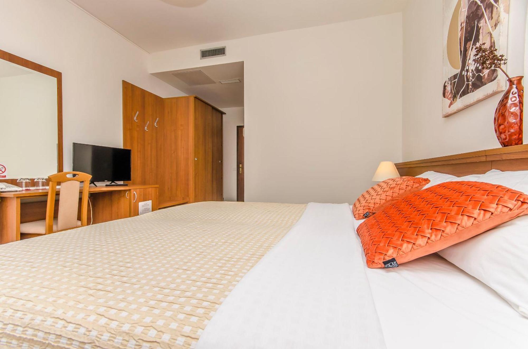 House Hotel Plava Laguna Tisno Exterior photo