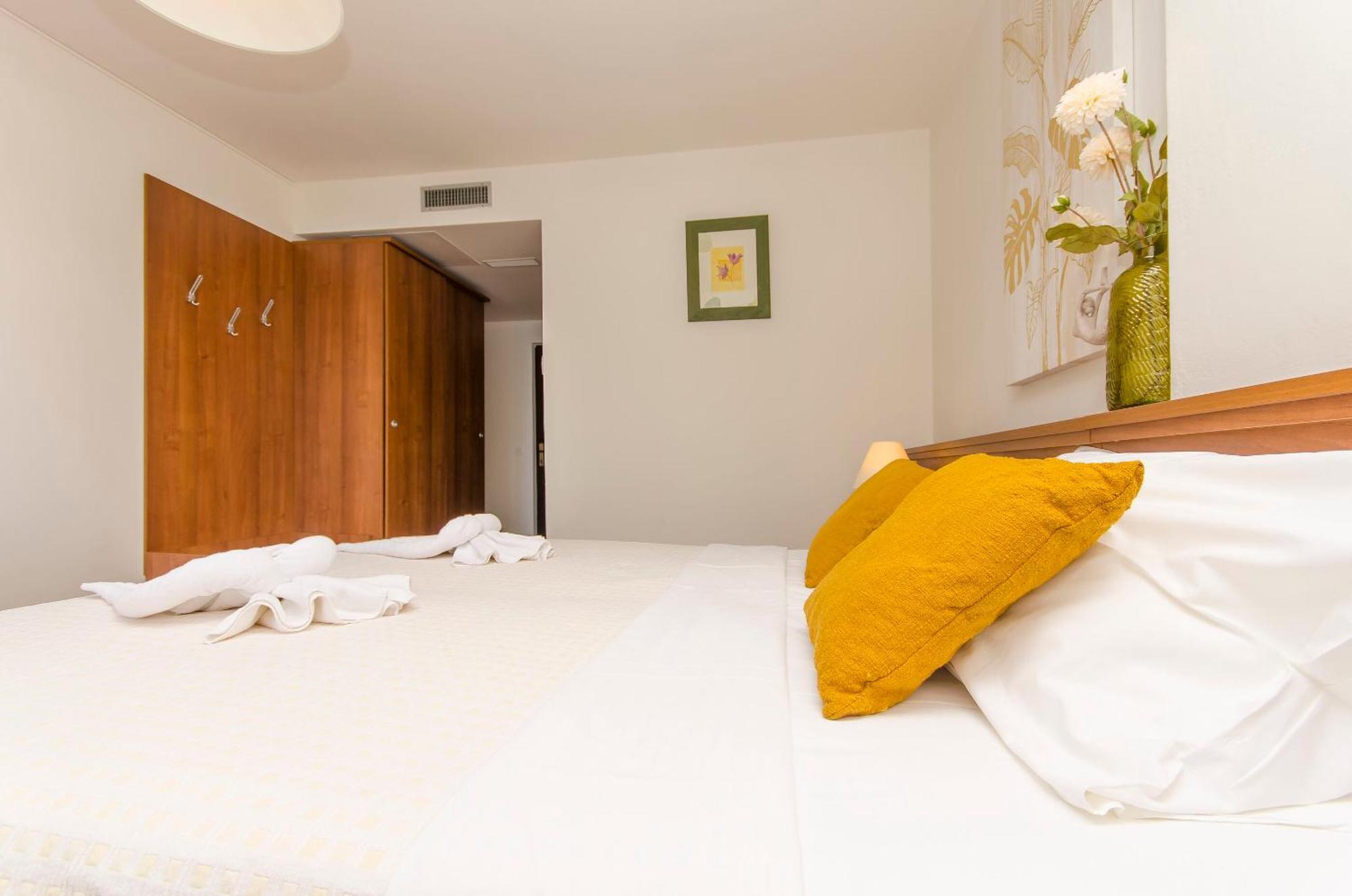 House Hotel Plava Laguna Tisno Exterior photo